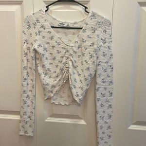 Hollister White & blue patterned cropped long sleeve